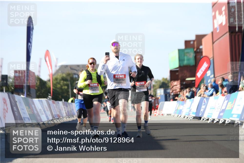 03.10.2025 - Köhlbrandbrückenlauf Jannik Wohlers http://msf.ph/oto/9128964 03.10.2025 13:41:43 Ziel 4894, 5193, 5228, 5230, 5232, 5257 meine-sportfotos.de