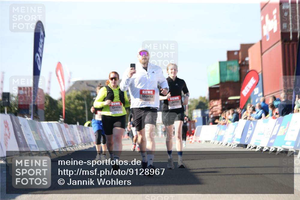 03.10.2025 - Köhlbrandbrückenlauf Jannik Wohlers http://msf.ph/oto/9128967 03.10.2025 13:41:43 Ziel 4894, 5193, 5228, 5230, 5232, 5257 meine-sportfotos.de