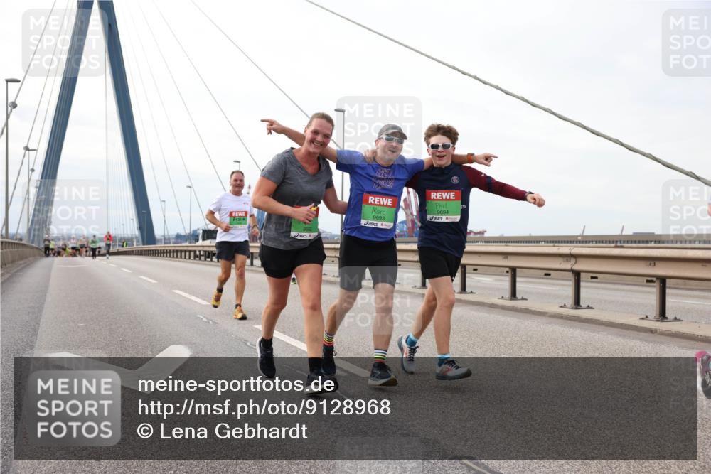 03.10.2025 - Köhlbrandbrückenlauf Lena Gebhardt http://msf.ph/oto/9128968 03.10.2025 16:03:01 Position 2 9694, 9692, 9693 meine-sportfotos.de