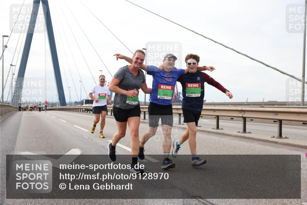 03.10.2025 - Köhlbrandbrückenlauf Lena Gebhardt http://msf.ph/oto/9128970 03.10.2025 16:03:01 Position 2 9692, 9694, 9693 meine-sportfotos.de