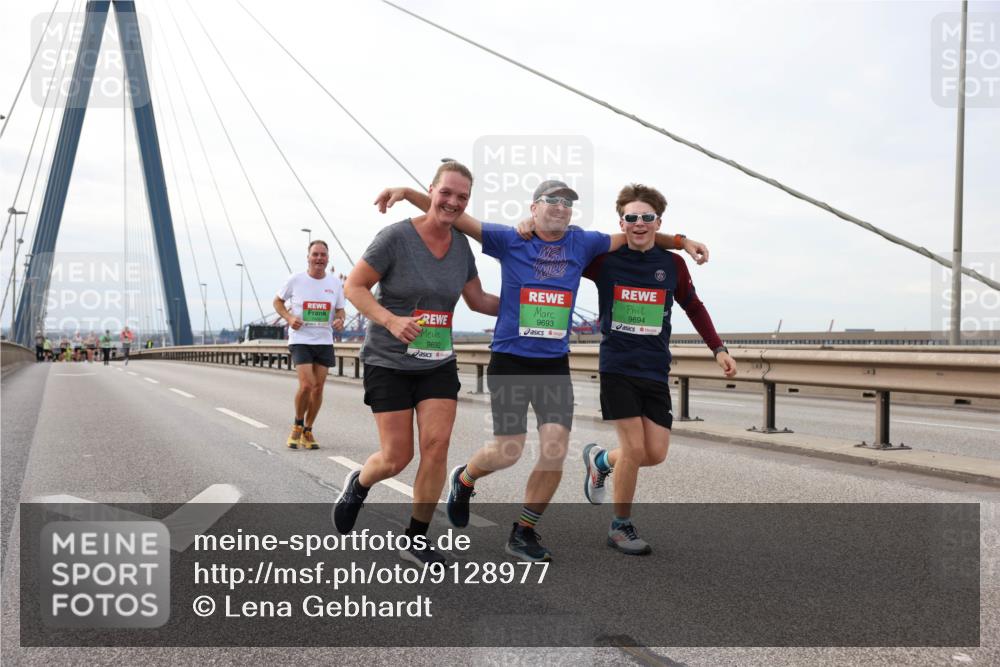 03.10.2025 - Köhlbrandbrückenlauf Lena Gebhardt http://msf.ph/oto/9128977 03.10.2025 16:03:01 Position 2 9692, 9693, 9694 meine-sportfotos.de