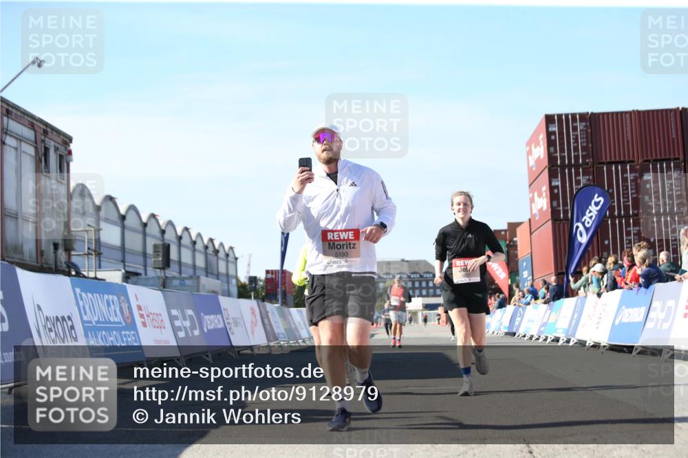 03.10.2025 - Köhlbrandbrückenlauf Jannik Wohlers http://msf.ph/oto/9128979 03.10.2025 13:41:47 Ziel 4894, 5193, 5228, 5230, 5232, 5257 meine-sportfotos.de