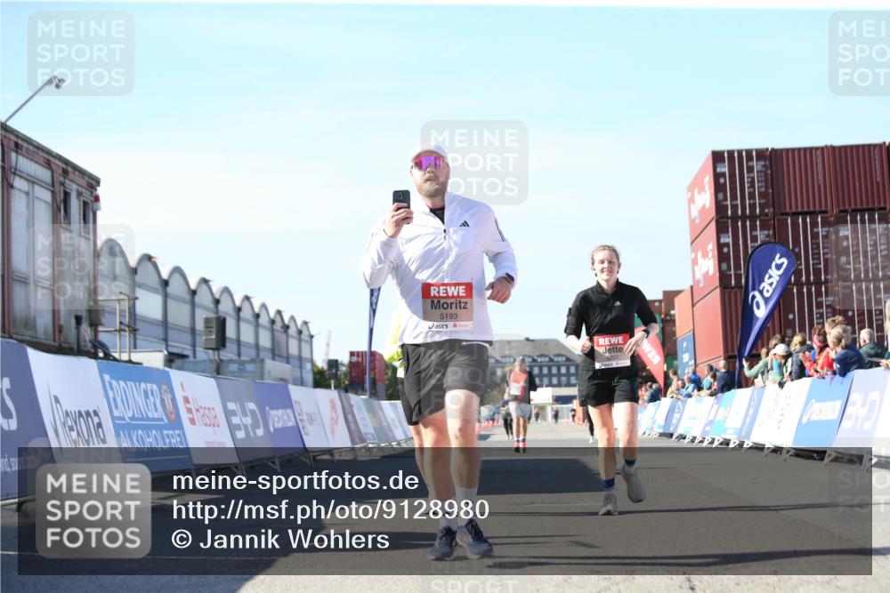 03.10.2025 - Köhlbrandbrückenlauf Jannik Wohlers http://msf.ph/oto/9128980 03.10.2025 13:41:47 Ziel 4894, 5193, 5228, 5230, 5232, 5257 meine-sportfotos.de