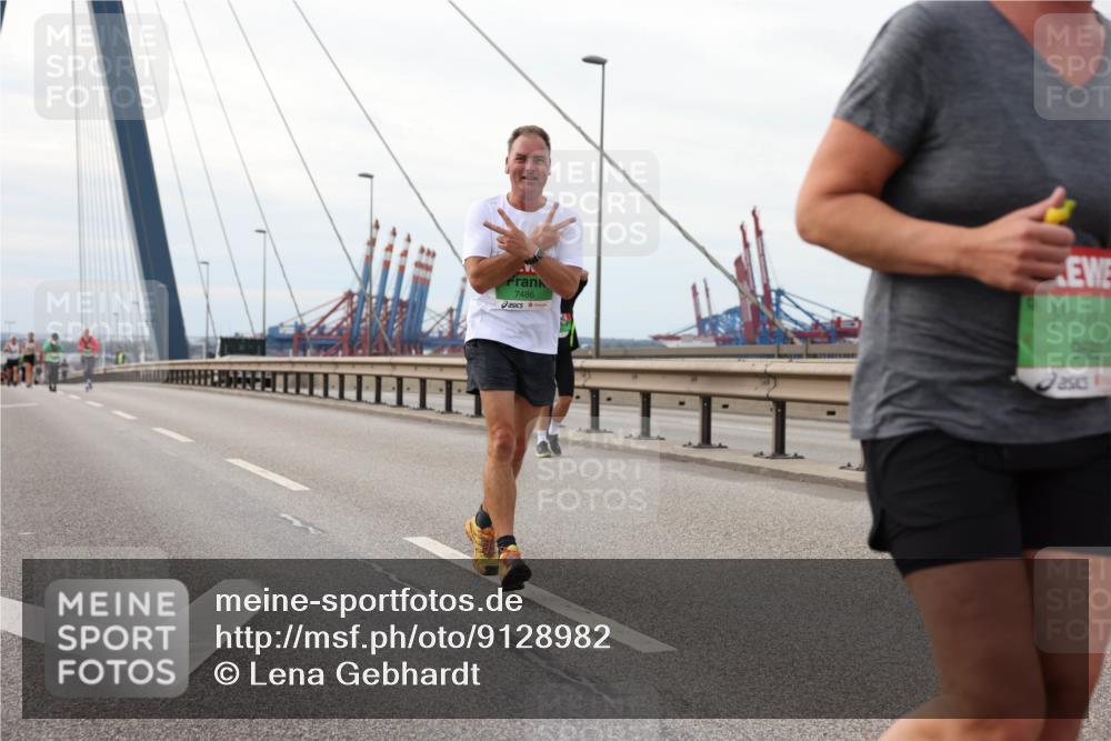 03.10.2025 - Köhlbrandbrückenlauf Lena Gebhardt http://msf.ph/oto/9128982 03.10.2025 16:03:01 Position 2 7486, 9682 meine-sportfotos.de