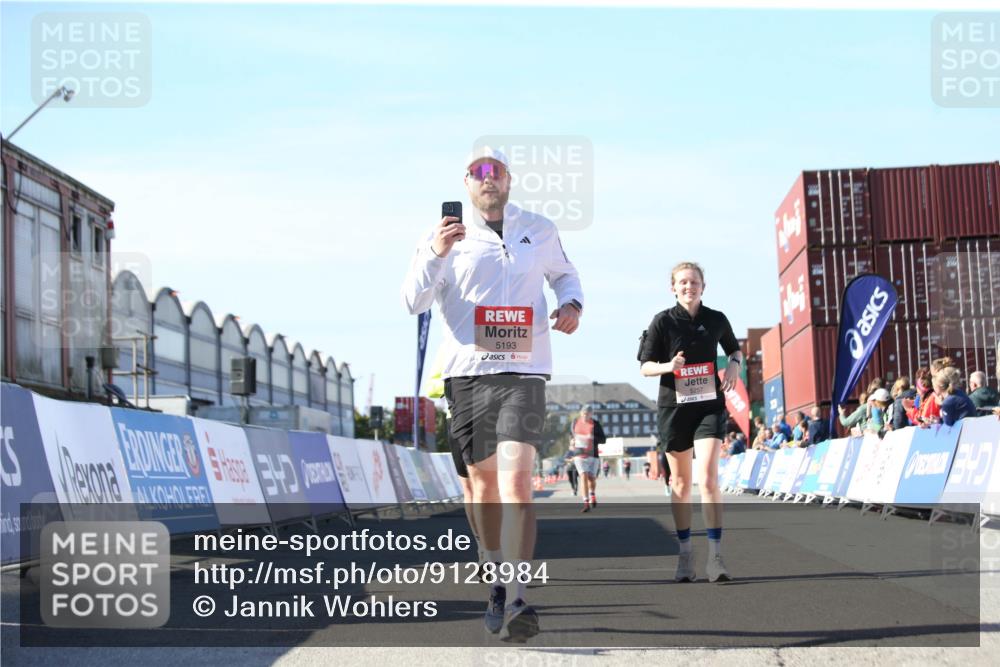 03.10.2025 - Köhlbrandbrückenlauf Jannik Wohlers http://msf.ph/oto/9128984 03.10.2025 13:41:47 Ziel 4894, 5193, 5228, 5230, 5232, 5257 meine-sportfotos.de