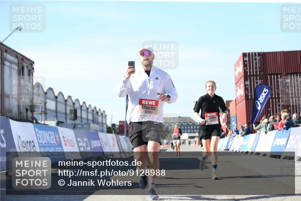 03.10.2025 - Köhlbrandbrückenlauf Jannik Wohlers http://msf.ph/oto/9128988 03.10.2025 13:41:47 Ziel 4894, 5193, 5228, 5230, 5232, 5257 meine-sportfotos.de