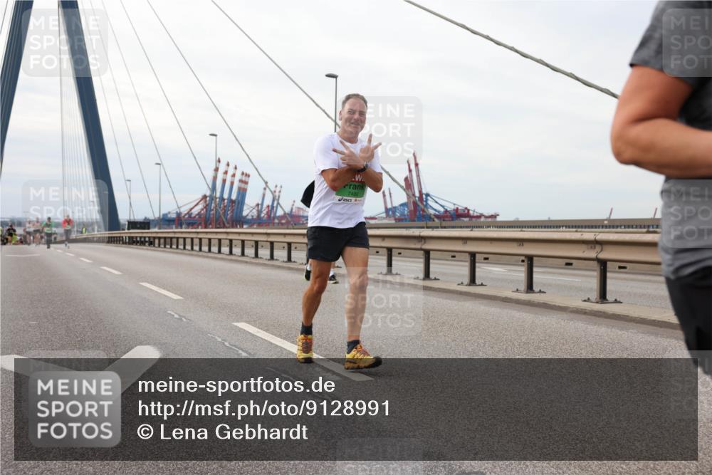03.10.2025 - Köhlbrandbrückenlauf Lena Gebhardt http://msf.ph/oto/9128991 03.10.2025 16:03:02 Position 2 7486 meine-sportfotos.de
