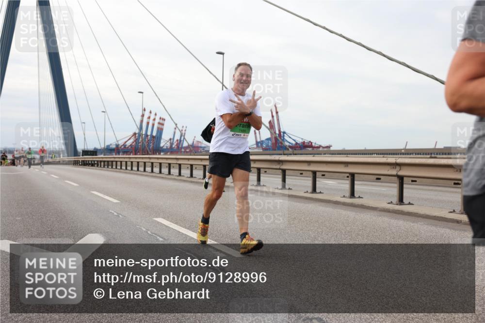 03.10.2025 - Köhlbrandbrückenlauf Lena Gebhardt http://msf.ph/oto/9128996 03.10.2025 16:03:02 Position 2 7486 meine-sportfotos.de