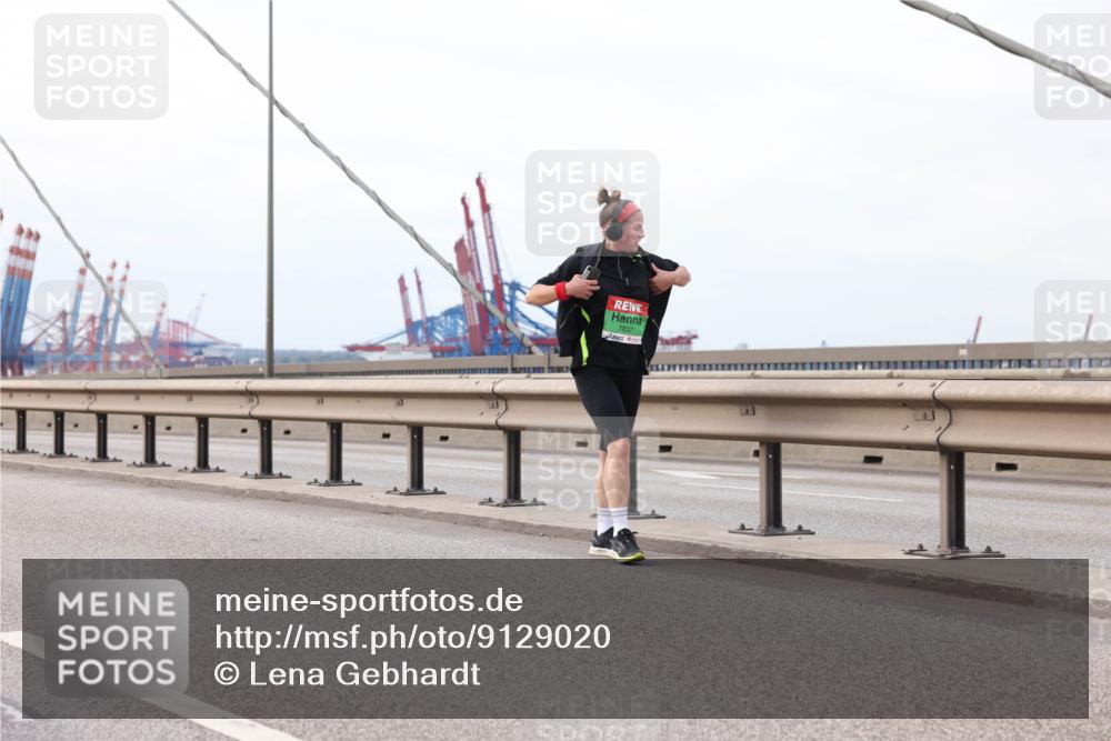 03.10.2025 - Köhlbrandbrückenlauf Lena Gebhardt http://msf.ph/oto/9129020 03.10.2025 16:03:04 Position 2 7837 meine-sportfotos.de