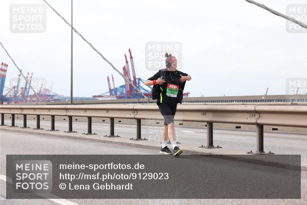03.10.2025 - Köhlbrandbrückenlauf Lena Gebhardt http://msf.ph/oto/9129023 03.10.2025 16:03:04 Position 2 7837 meine-sportfotos.de