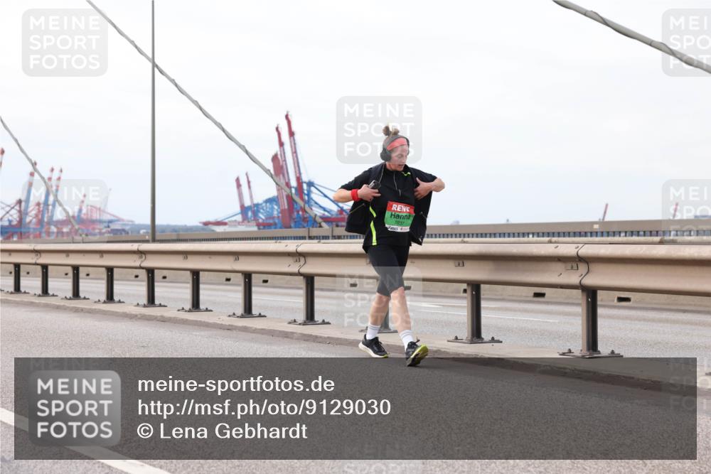 03.10.2025 - Köhlbrandbrückenlauf Lena Gebhardt http://msf.ph/oto/9129030 03.10.2025 16:03:04 Position 2 7837 meine-sportfotos.de