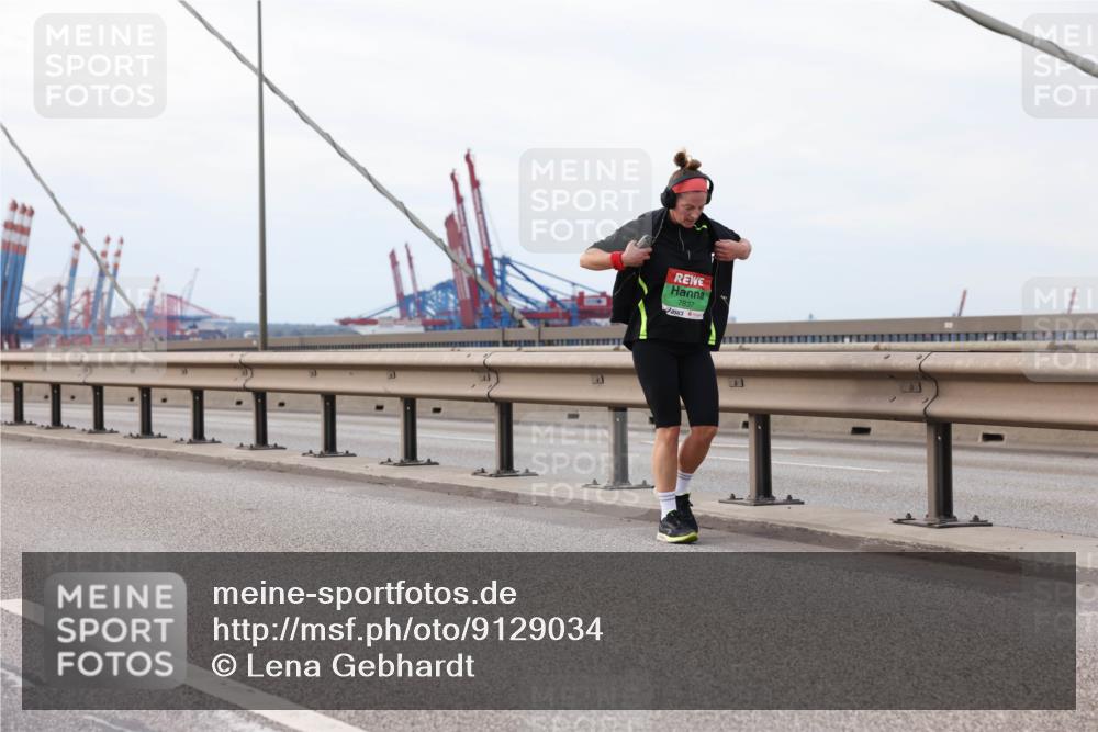 03.10.2025 - Köhlbrandbrückenlauf Lena Gebhardt http://msf.ph/oto/9129034 03.10.2025 16:03:04 Position 2 7837 meine-sportfotos.de