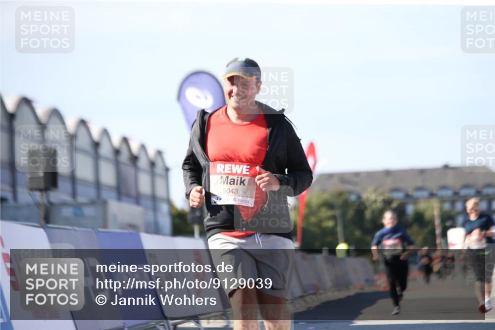 03.10.2025 - Köhlbrandbrückenlauf Jannik Wohlers http://msf.ph/oto/9129039 03.10.2025 13:41:56 Ziel 5043, 5193, 5232, 5250, 5257, 5315 meine-sportfotos.de