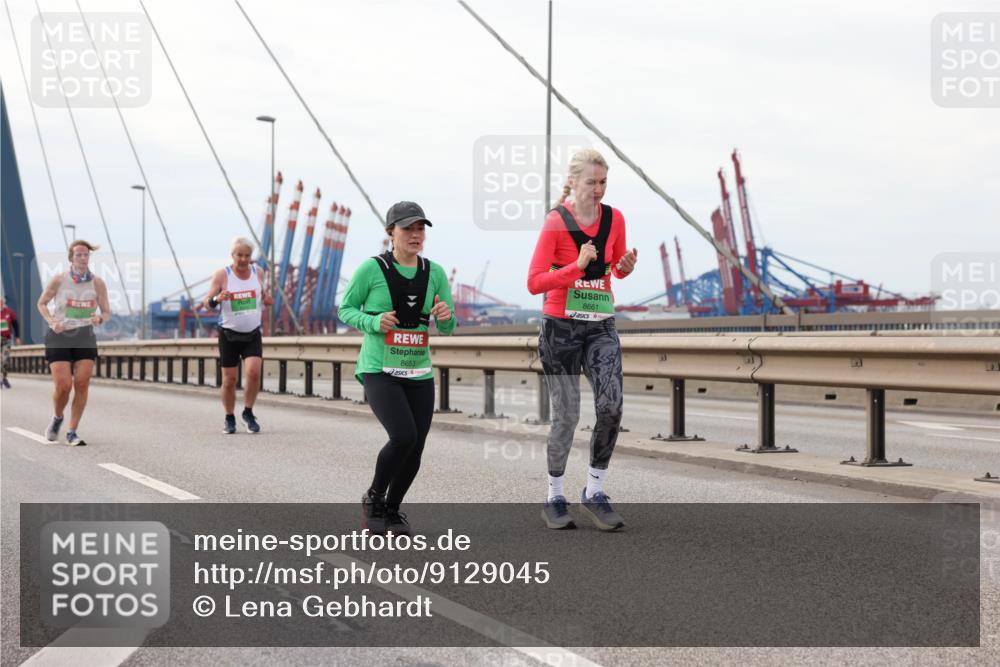 03.10.2025 - Köhlbrandbrückenlauf Lena Gebhardt http://msf.ph/oto/9129045 03.10.2025 16:03:18 Position 2 8653, 8661 meine-sportfotos.de