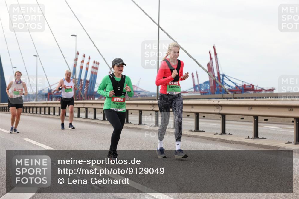 03.10.2025 - Köhlbrandbrückenlauf Lena Gebhardt http://msf.ph/oto/9129049 03.10.2025 16:03:18 Position 2 8653, 8661 meine-sportfotos.de