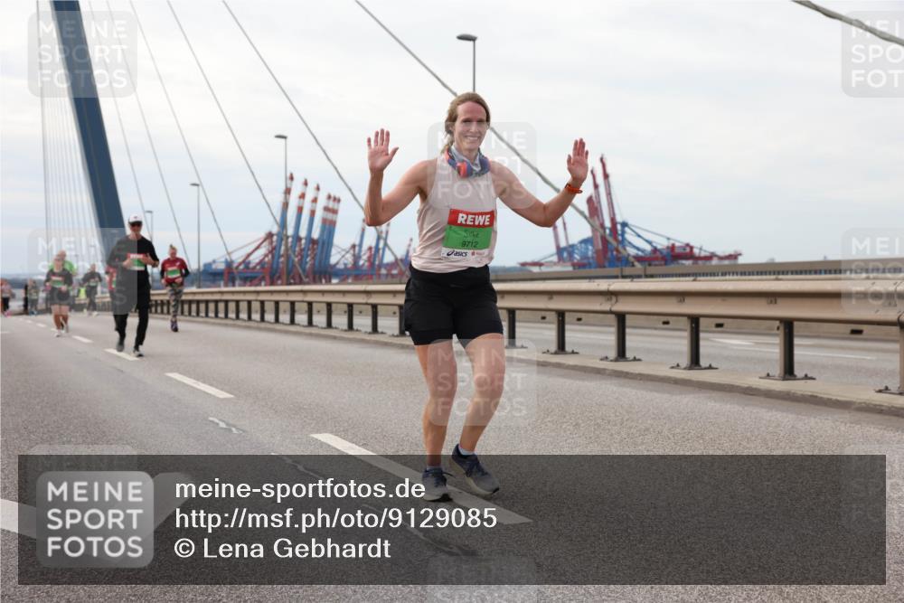 03.10.2025 - Köhlbrandbrückenlauf Lena Gebhardt http://msf.ph/oto/9129085 03.10.2025 16:03:23 Position 2 9712 meine-sportfotos.de