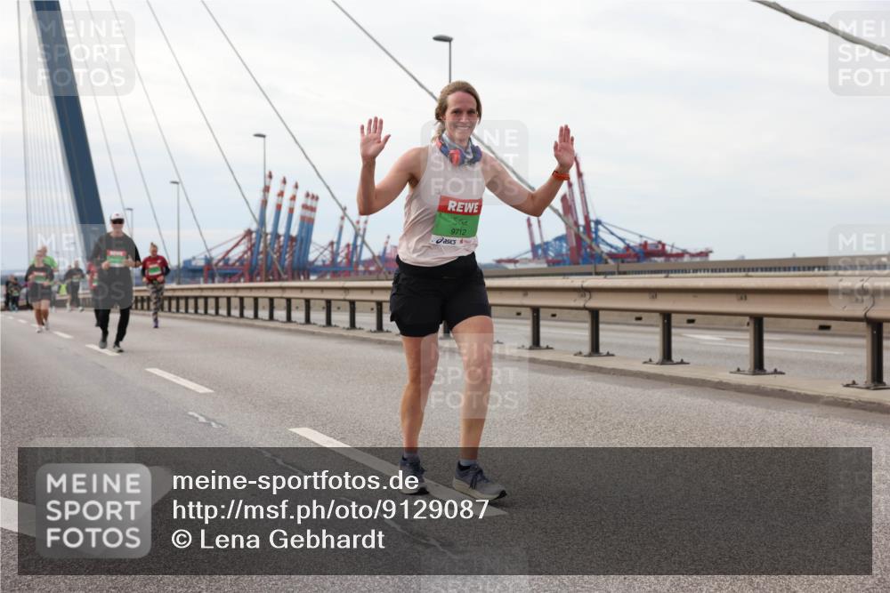 03.10.2025 - Köhlbrandbrückenlauf Lena Gebhardt http://msf.ph/oto/9129087 03.10.2025 16:03:23 Position 2 9712 meine-sportfotos.de