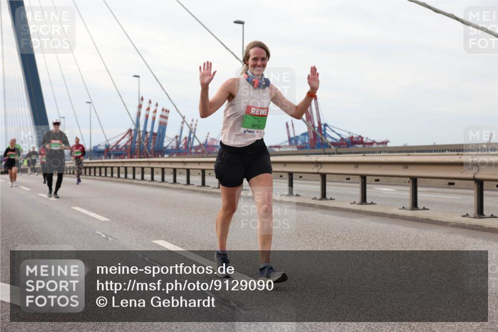 03.10.2025 - Köhlbrandbrückenlauf Lena Gebhardt http://msf.ph/oto/9129090 03.10.2025 16:03:23 Position 2 9712 meine-sportfotos.de