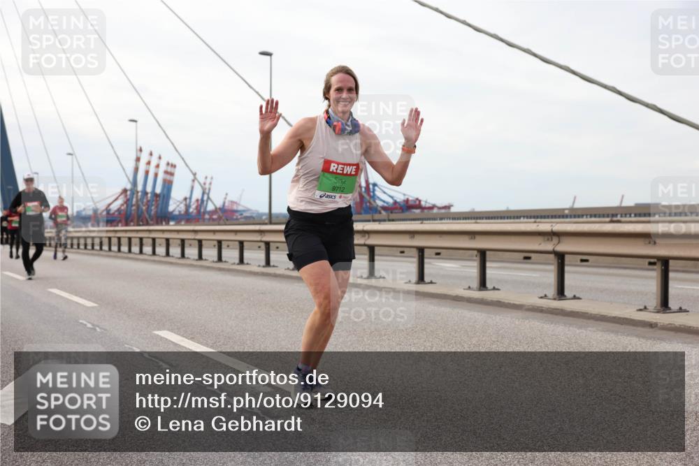 03.10.2025 - Köhlbrandbrückenlauf Lena Gebhardt http://msf.ph/oto/9129094 03.10.2025 16:03:23 Position 2 9712 meine-sportfotos.de