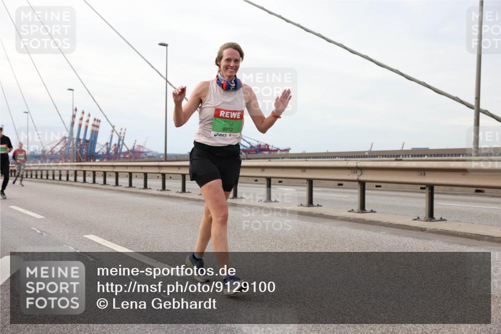 03.10.2025 - Köhlbrandbrückenlauf Lena Gebhardt http://msf.ph/oto/9129100 03.10.2025 16:03:24 Position 2 9712 meine-sportfotos.de