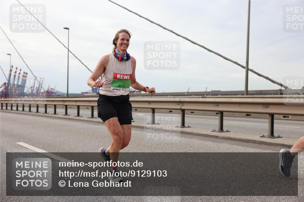 03.10.2025 - Köhlbrandbrückenlauf Lena Gebhardt http://msf.ph/oto/9129103 03.10.2025 16:03:24 Position 2 9712 meine-sportfotos.de