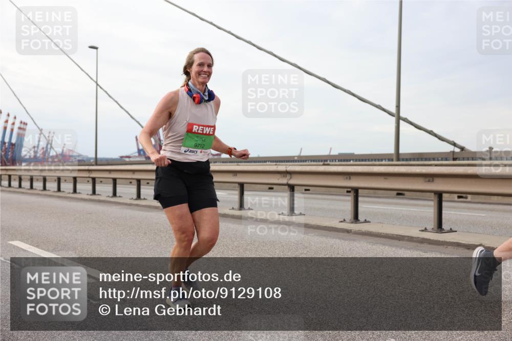 03.10.2025 - Köhlbrandbrückenlauf Lena Gebhardt http://msf.ph/oto/9129108 03.10.2025 16:03:24 Position 2 9712 meine-sportfotos.de