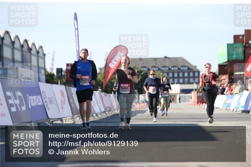 03.10.2025 - Köhlbrandbrückenlauf Jannik Wohlers http://msf.ph/oto/9129139 03.10.2025 13:42:34 Ziel 6160, 6161 meine-sportfotos.de