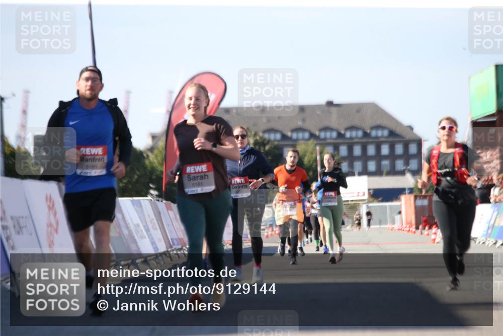 03.10.2025 - Köhlbrandbrückenlauf Jannik Wohlers http://msf.ph/oto/9129144 03.10.2025 13:42:35 Ziel 6160, 6161 meine-sportfotos.de