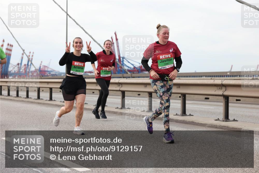 03.10.2025 - Köhlbrandbrückenlauf Lena Gebhardt http://msf.ph/oto/9129157 03.10.2025 16:03:31 Position 2 8418, 8753, 7988 meine-sportfotos.de