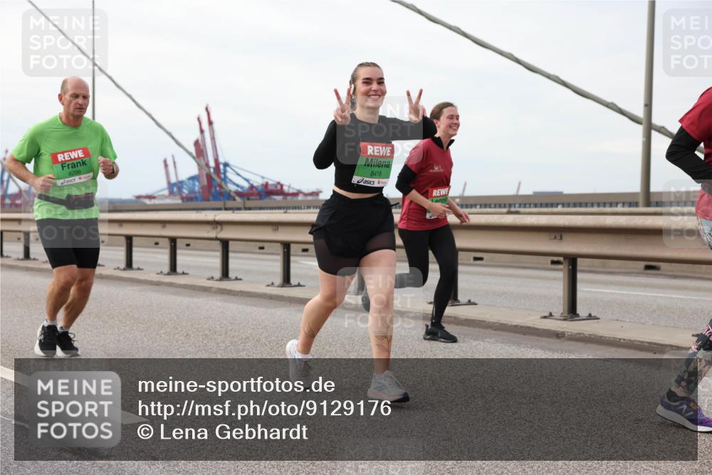 03.10.2025 - Köhlbrandbrückenlauf Lena Gebhardt http://msf.ph/oto/9129176 03.10.2025 16:03:33 Position 2 8206, 8418 meine-sportfotos.de