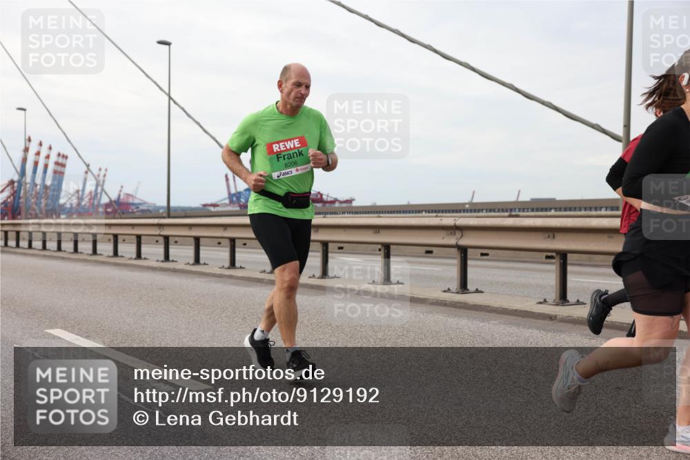 03.10.2025 - Köhlbrandbrückenlauf Lena Gebhardt http://msf.ph/oto/9129192 03.10.2025 16:03:33 Position 2 8206 meine-sportfotos.de