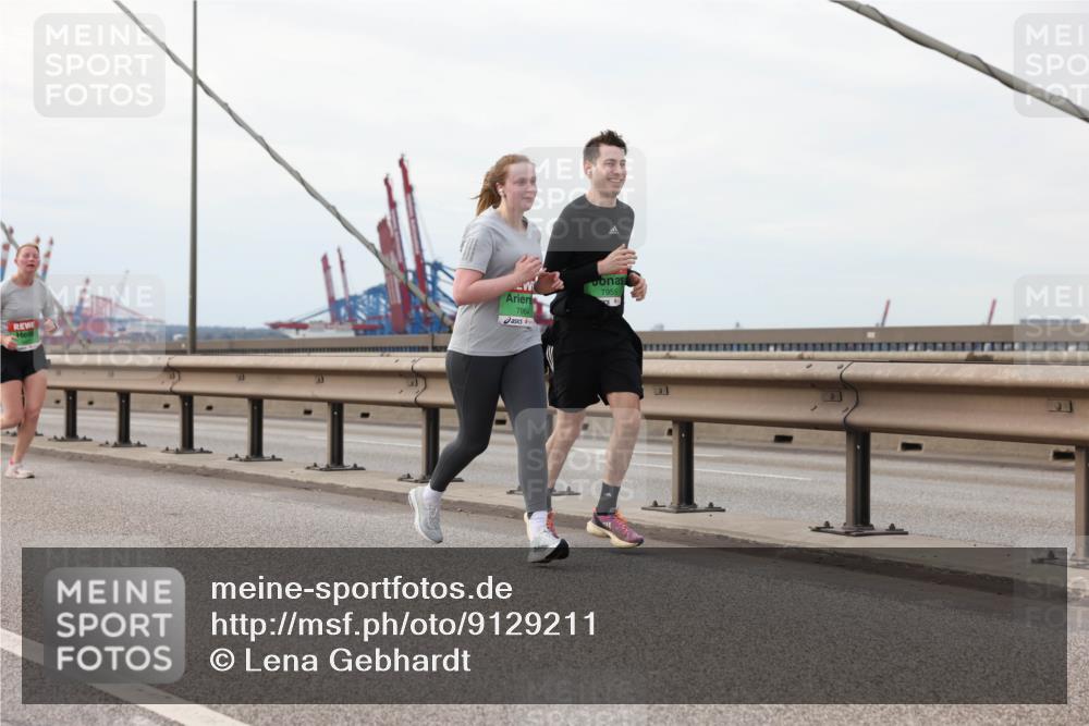 03.10.2025 - Köhlbrandbrückenlauf Lena Gebhardt http://msf.ph/oto/9129211 03.10.2025 16:03:41 Position 2 7964, 7955 meine-sportfotos.de