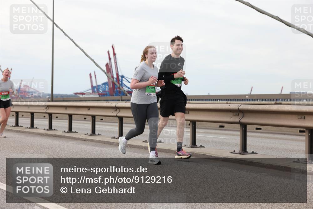 03.10.2025 - Köhlbrandbrückenlauf Lena Gebhardt http://msf.ph/oto/9129216 03.10.2025 16:03:41 Position 2 7964, 7955 meine-sportfotos.de