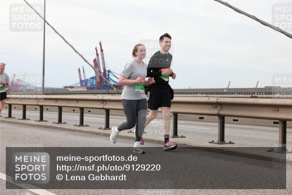 03.10.2025 - Köhlbrandbrückenlauf Lena Gebhardt http://msf.ph/oto/9129220 03.10.2025 16:03:41 Position 2 7964 meine-sportfotos.de