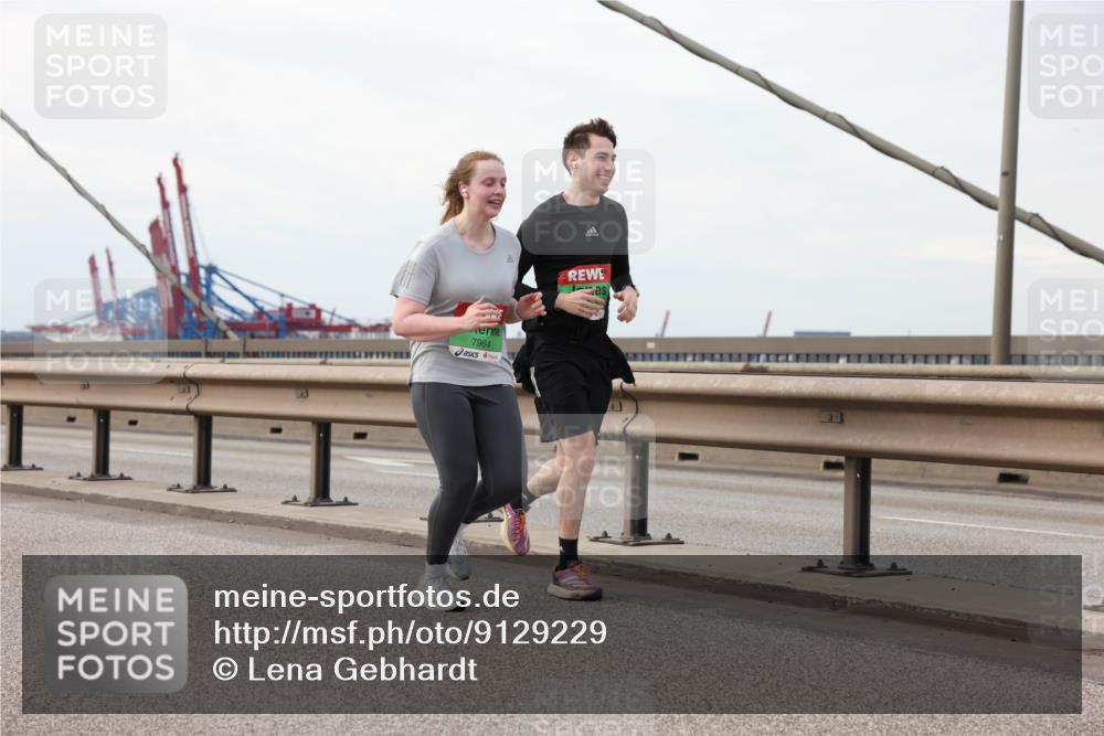 03.10.2025 - Köhlbrandbrückenlauf Lena Gebhardt http://msf.ph/oto/9129229 03.10.2025 16:03:41 Position 2 7964 meine-sportfotos.de