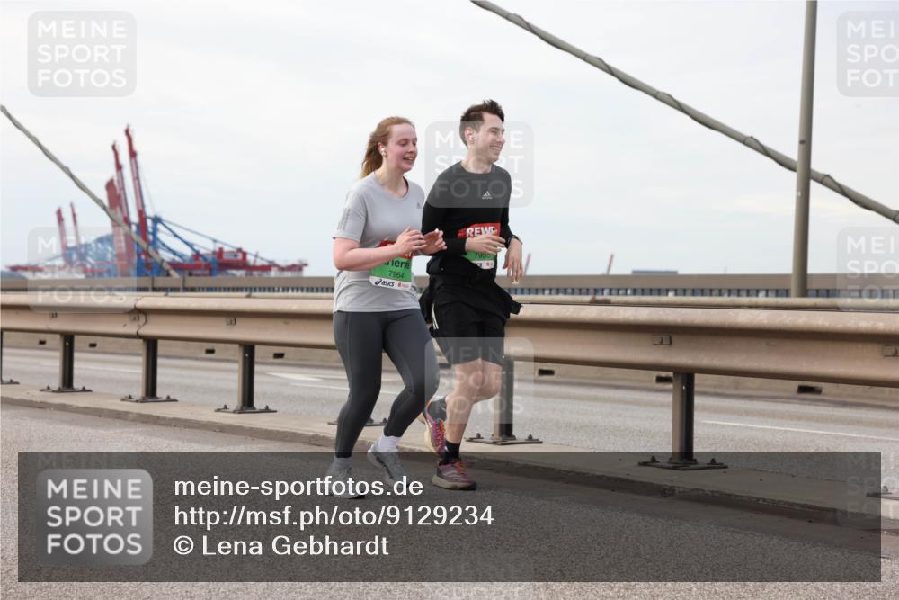 03.10.2025 - Köhlbrandbrückenlauf Lena Gebhardt http://msf.ph/oto/9129234 03.10.2025 16:03:41 Position 2 7955, 7964 meine-sportfotos.de