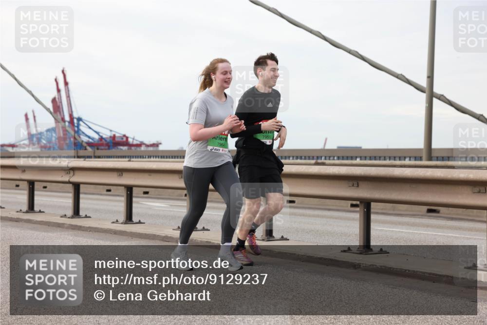 03.10.2025 - Köhlbrandbrückenlauf Lena Gebhardt http://msf.ph/oto/9129237 03.10.2025 16:03:41 Position 2 7964, 7955 meine-sportfotos.de