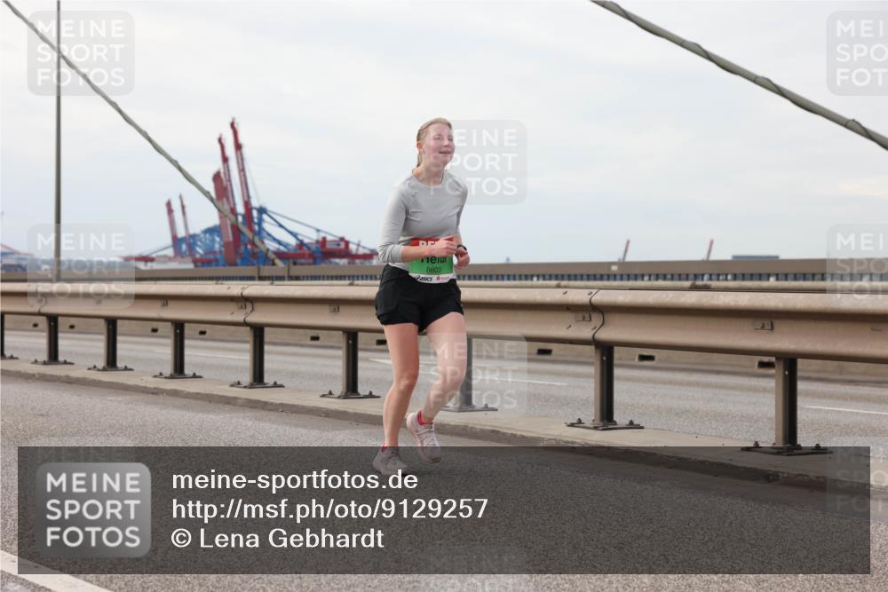 03.10.2025 - Köhlbrandbrückenlauf Lena Gebhardt http://msf.ph/oto/9129257 03.10.2025 16:03:44 Position 2 8603 meine-sportfotos.de