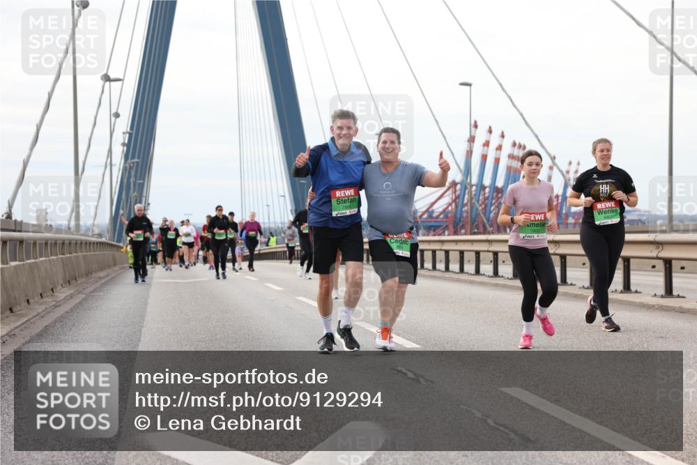 03.10.2025 - Köhlbrandbrückenlauf Lena Gebhardt http://msf.ph/oto/9129294 03.10.2025 16:03:46 Position 2 7905, 7900 meine-sportfotos.de