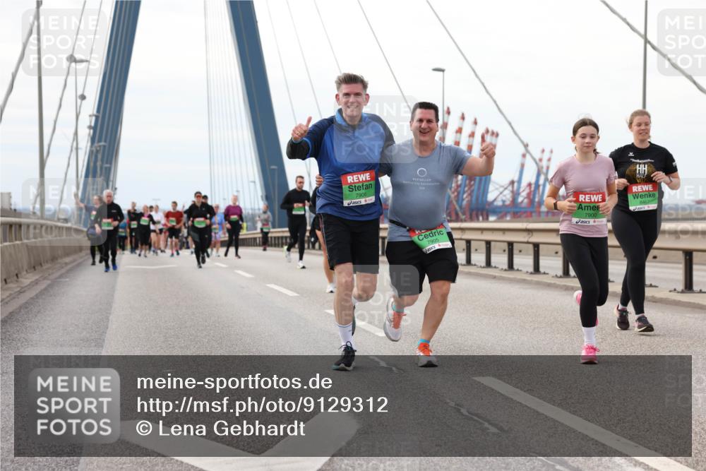 03.10.2025 - Köhlbrandbrückenlauf Lena Gebhardt http://msf.ph/oto/9129312 03.10.2025 16:03:47 Position 2 7908, 7905, 7900, 8467 meine-sportfotos.de