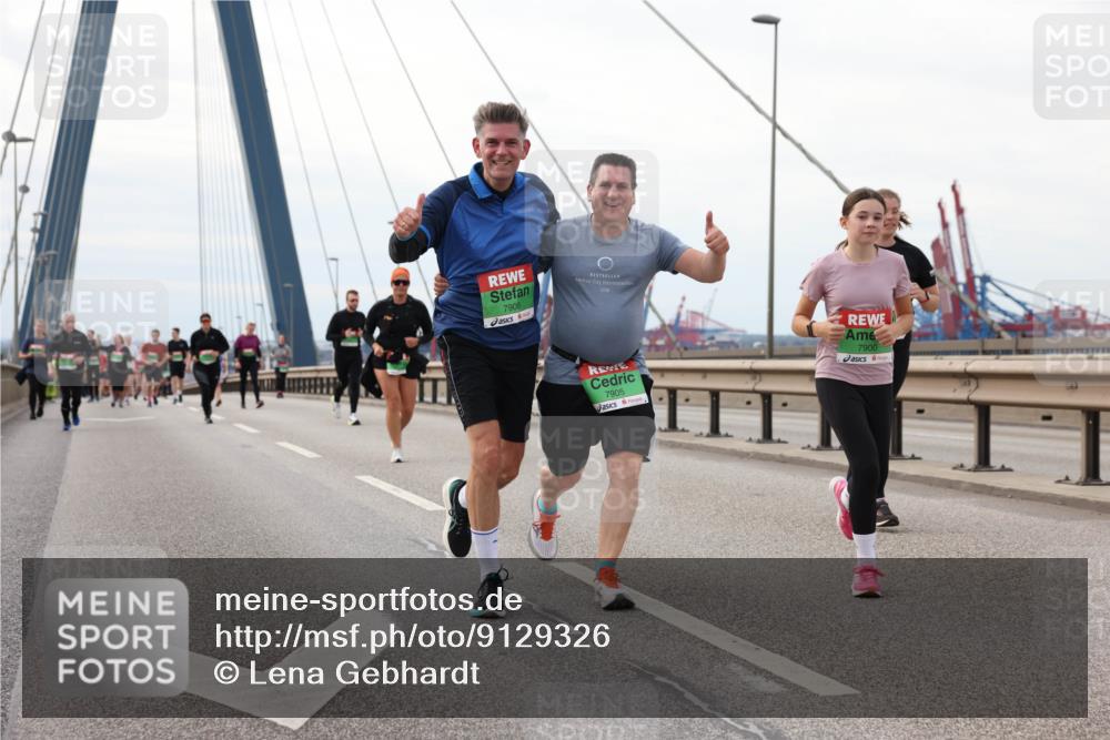 03.10.2025 - Köhlbrandbrückenlauf Lena Gebhardt http://msf.ph/oto/9129326 03.10.2025 16:03:47 Position 2 7908, 7905, 7900 meine-sportfotos.de