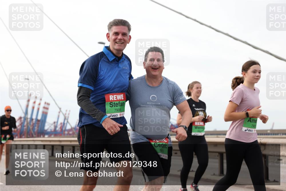 03.10.2025 - Köhlbrandbrückenlauf Lena Gebhardt http://msf.ph/oto/9129348 03.10.2025 16:03:48 Position 2 7908, 2024, 7905, 7900 meine-sportfotos.de
