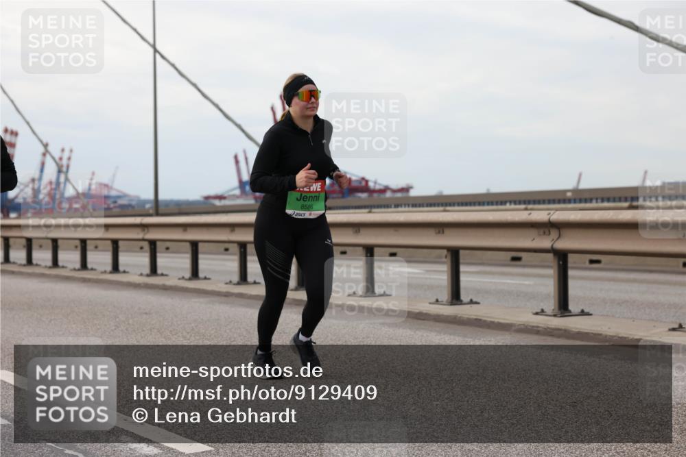 03.10.2025 - Köhlbrandbrückenlauf Lena Gebhardt http://msf.ph/oto/9129409 03.10.2025 16:03:55 Position 2 8586 meine-sportfotos.de