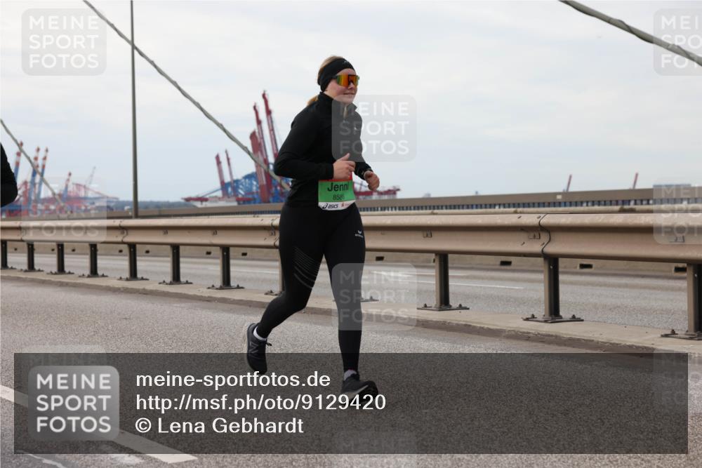 03.10.2025 - Köhlbrandbrückenlauf Lena Gebhardt http://msf.ph/oto/9129420 03.10.2025 16:03:55 Position 2 8586 meine-sportfotos.de