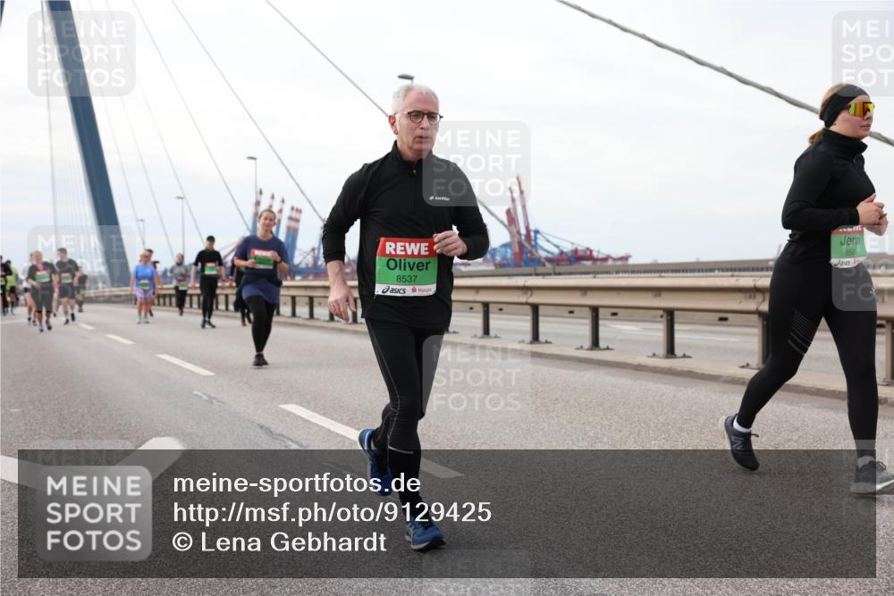 03.10.2025 - Köhlbrandbrückenlauf Lena Gebhardt http://msf.ph/oto/9129425 03.10.2025 16:03:56 Position 2 8537, 8586 meine-sportfotos.de