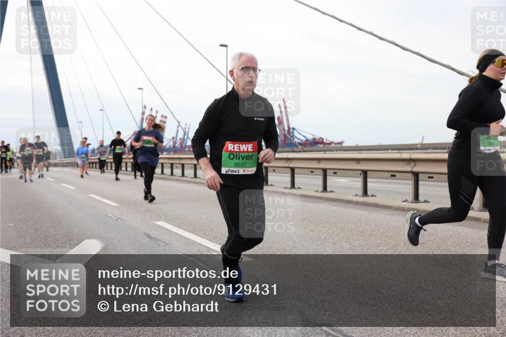 03.10.2025 - Köhlbrandbrückenlauf Lena Gebhardt http://msf.ph/oto/9129431 03.10.2025 16:03:56 Position 2 8537, 858 meine-sportfotos.de