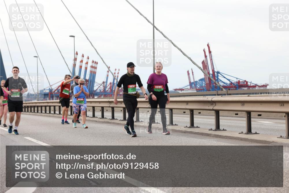 03.10.2025 - Köhlbrandbrückenlauf Lena Gebhardt http://msf.ph/oto/9129458 03.10.2025 16:04:01 Position 2  meine-sportfotos.de