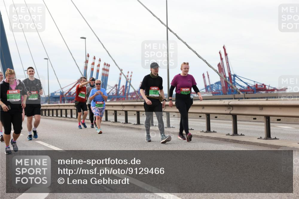 03.10.2025 - Köhlbrandbrückenlauf Lena Gebhardt http://msf.ph/oto/9129466 03.10.2025 16:04:02 Position 2 8454 meine-sportfotos.de