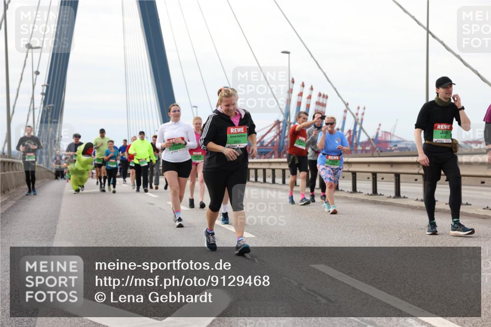 03.10.2025 - Köhlbrandbrückenlauf Lena Gebhardt http://msf.ph/oto/9129468 03.10.2025 16:04:03 Position 2 8454 meine-sportfotos.de