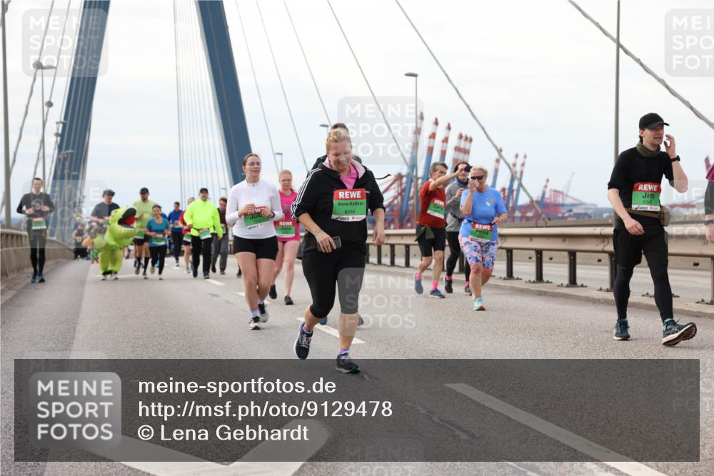 03.10.2025 - Köhlbrandbrückenlauf Lena Gebhardt http://msf.ph/oto/9129478 03.10.2025 16:04:03 Position 2 8454, 8363 meine-sportfotos.de